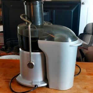 Breville Juice Fountain JE95XL Electric Juicer 850 watts (better than blender)